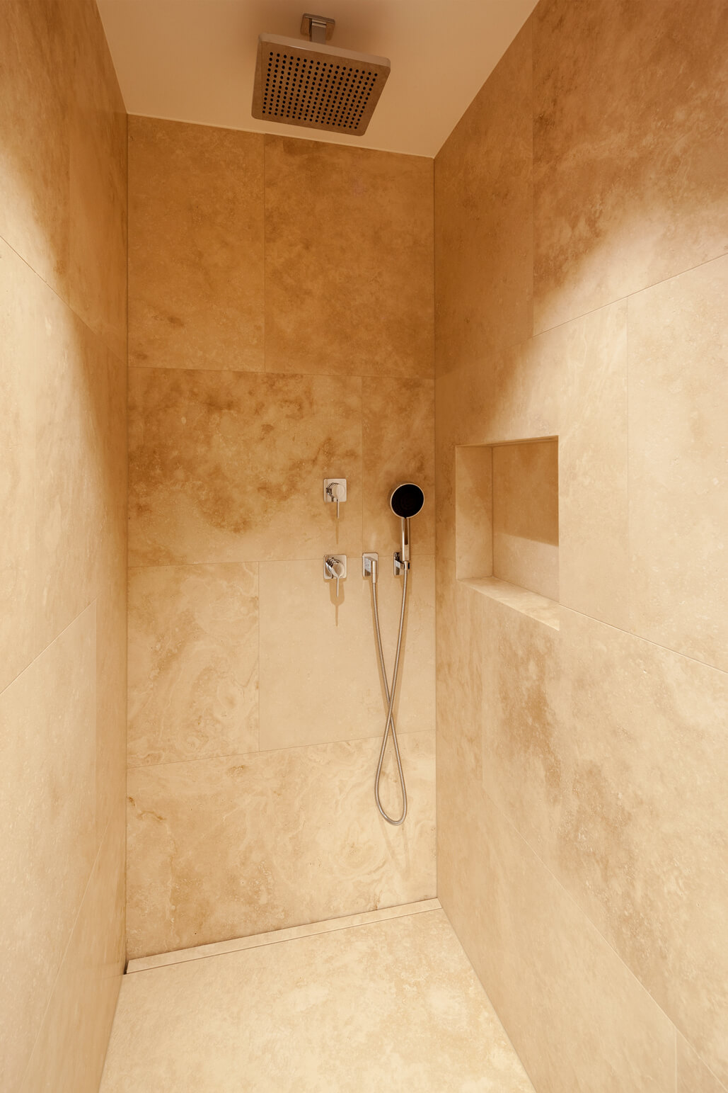 Badezimmer und Wellnessbereich mit Naturstein