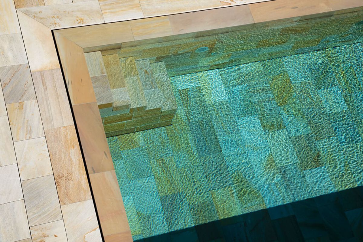 Ein Pool, der Platz schafft – Natursteinpool mit Hubboden 