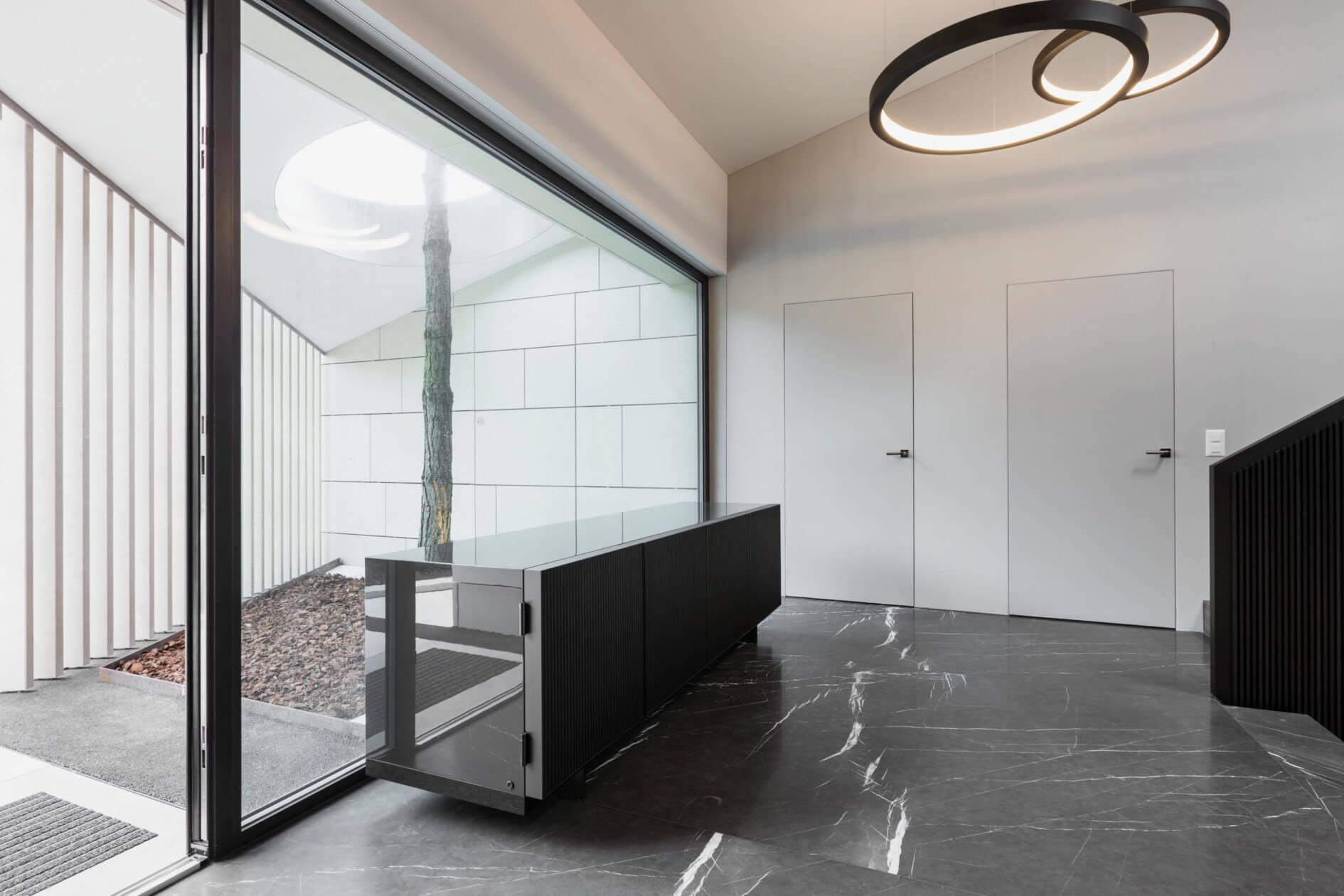 Einblick in die Natursteinarbeiten Teil 5: Entrée und Wohnbereich mit Naturstein Grossformatplatten