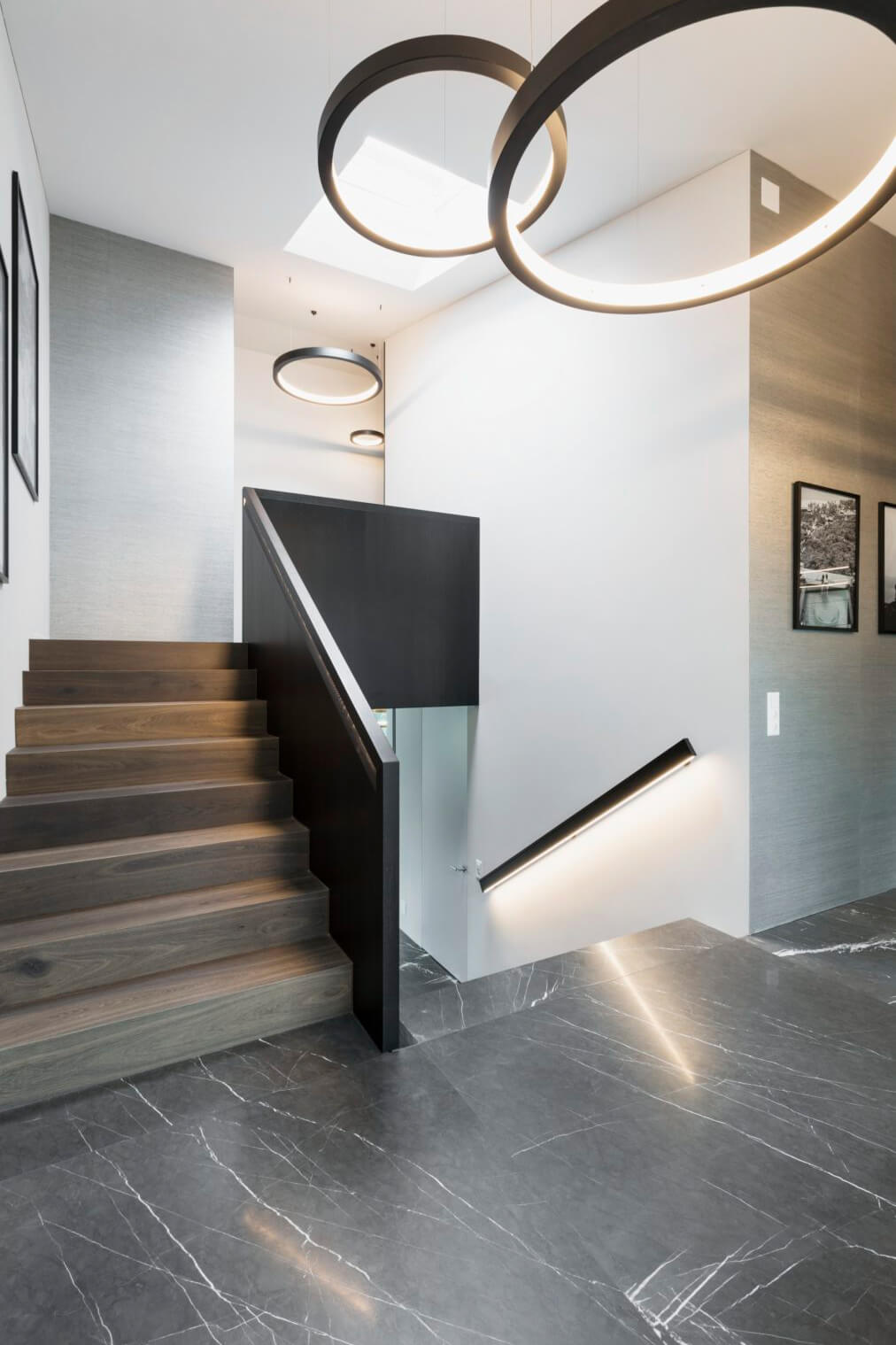 Einblick in die Natursteinarbeiten Teil 5: Entrée und Wohnbereich mit Naturstein Grossformatplatten