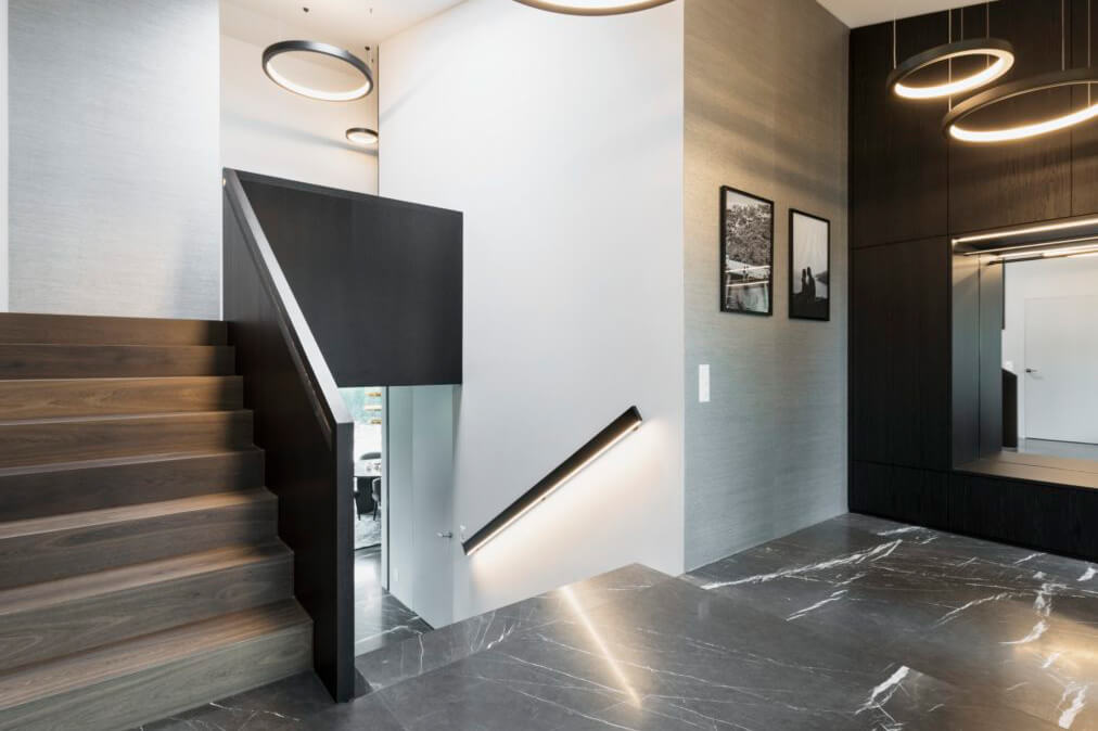 Einblick in die Natursteinarbeiten Teil 5: Entrée und Wohnbereich mit Naturstein Grossformatplatten