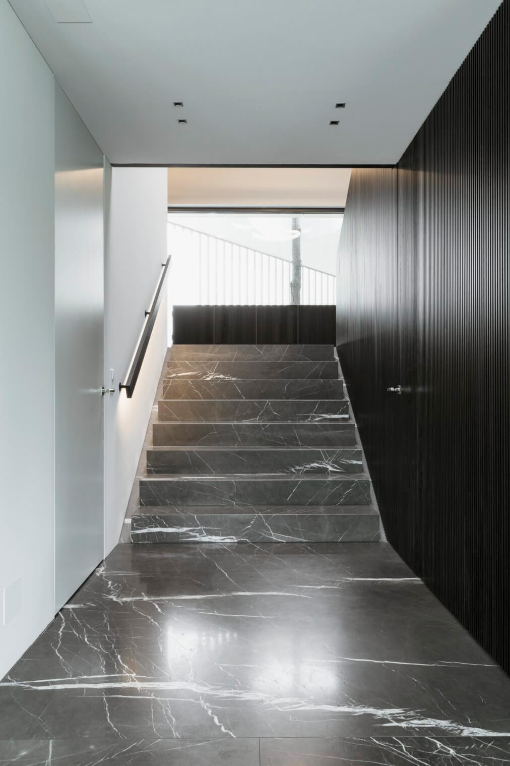 Einblick in die Natursteinarbeiten Teil 5: Entrée und Wohnbereich mit Naturstein Grossformatplatten