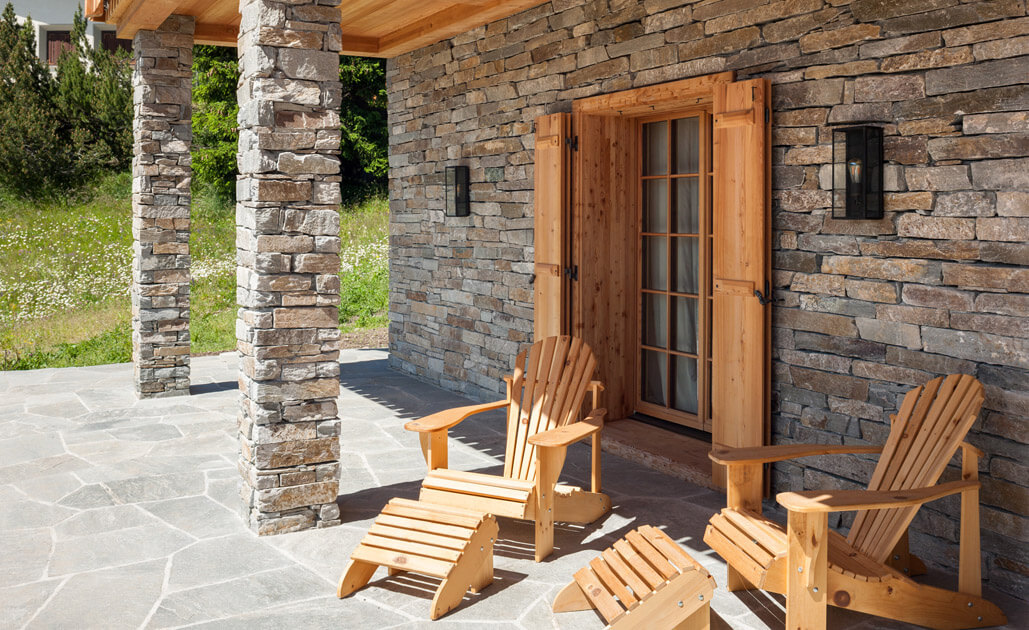 Fassadenverkleidung in Naturstein für ein Chalet