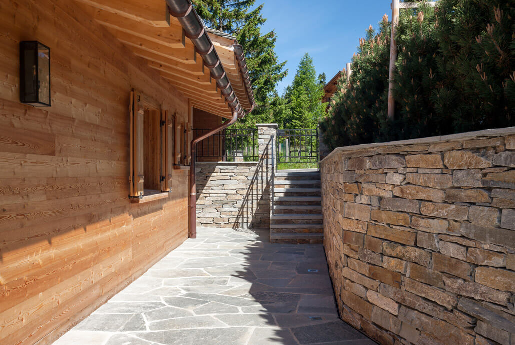 Fassadenverkleidung in Naturstein für ein Chalet