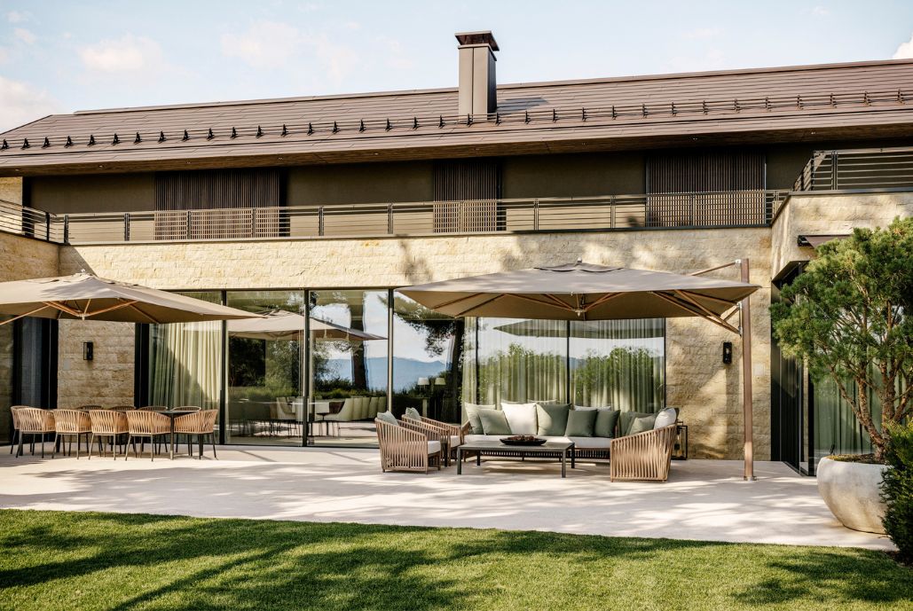 Natursteinfassade und Aussenraum einer Privatvilla