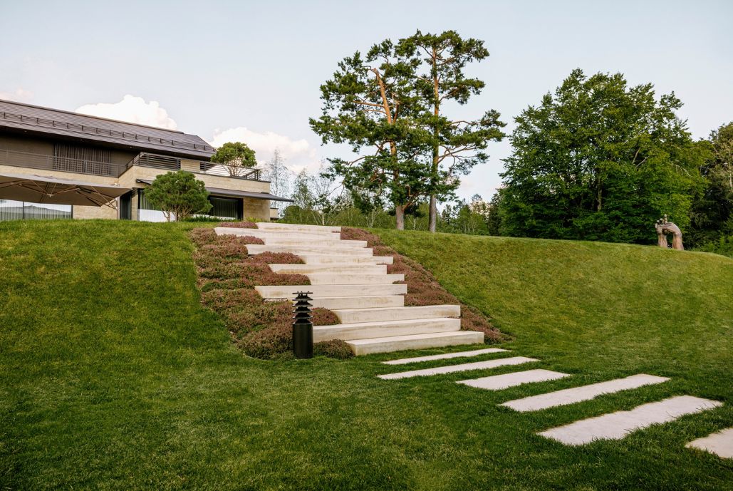 Natursteinfassade und Aussenraum einer Privatvilla