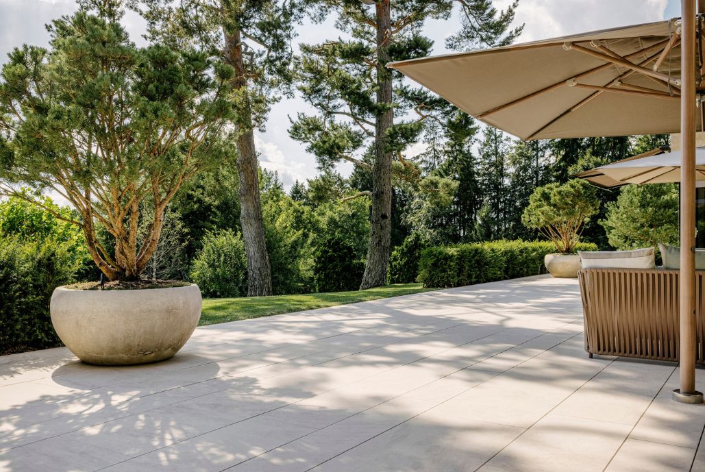 Natursteinfassade und Aussenraum einer Privatvilla