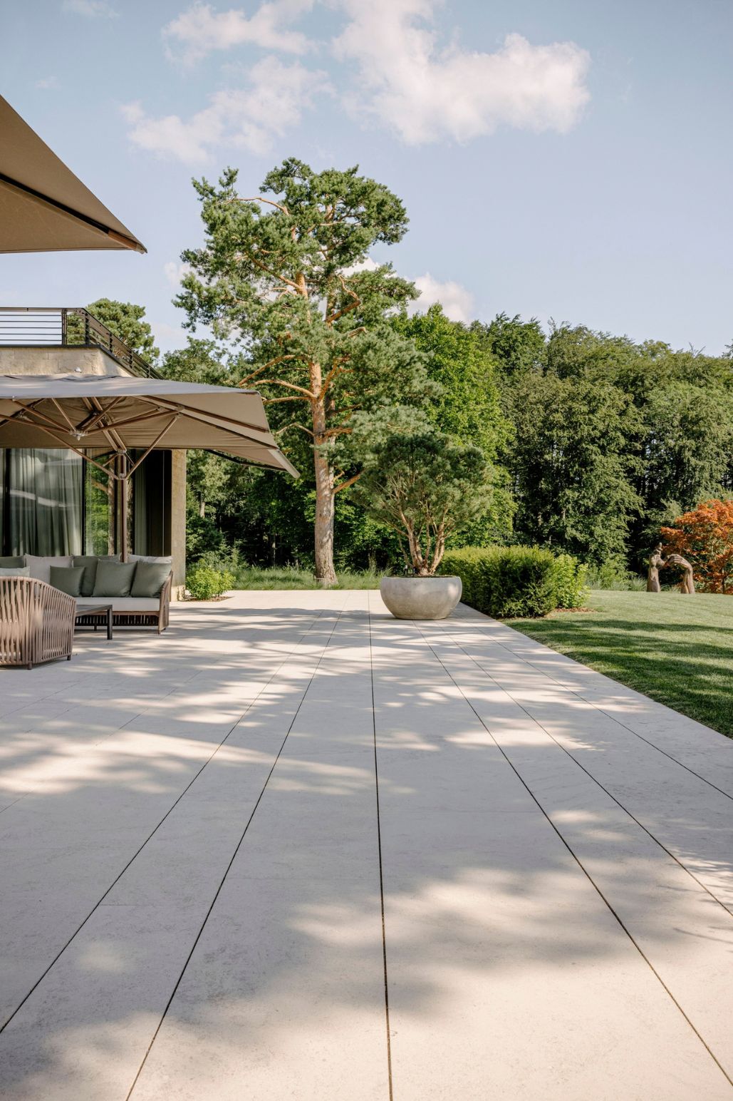 Natursteinfassade und Aussenraum einer Privatvilla