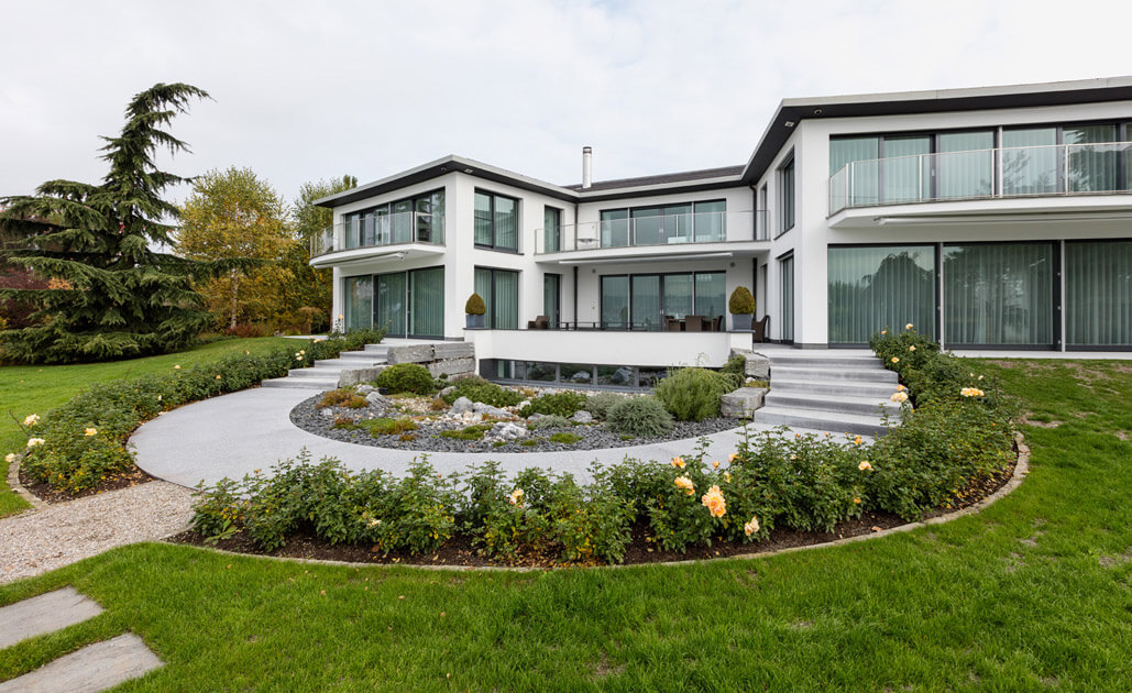 Gartengestaltung einer grosszügigen Aussenanlage mit Naturstein