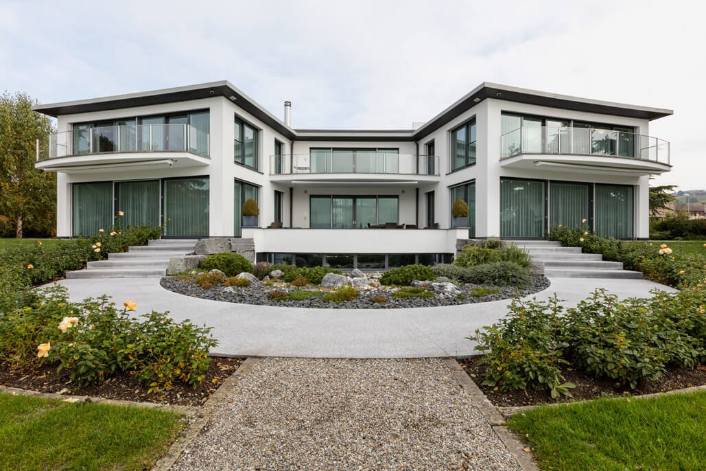 Gartengestaltung einer grosszügigen Aussenanlage mit Naturstein