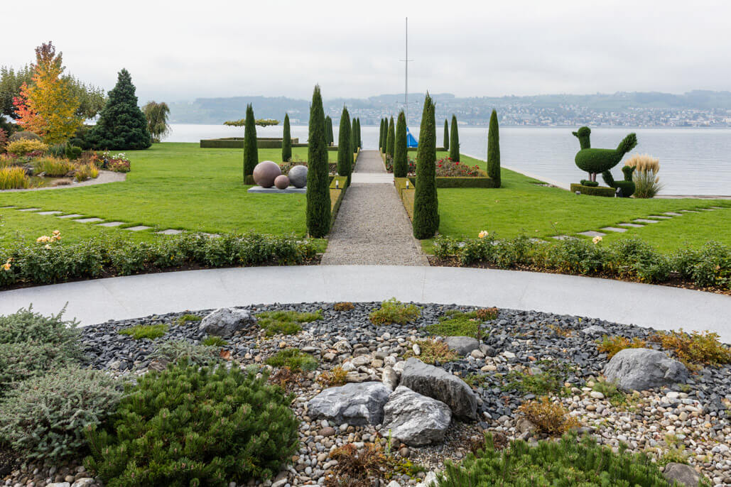 Gartengestaltung einer grosszügigen Aussenanlage mit Naturstein