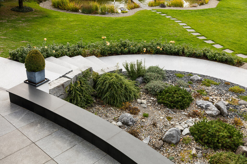 Gartengestaltung einer grosszügigen Aussenanlage mit Naturstein