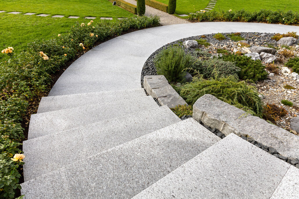 Gartengestaltung einer grosszügigen Aussenanlage mit Naturstein