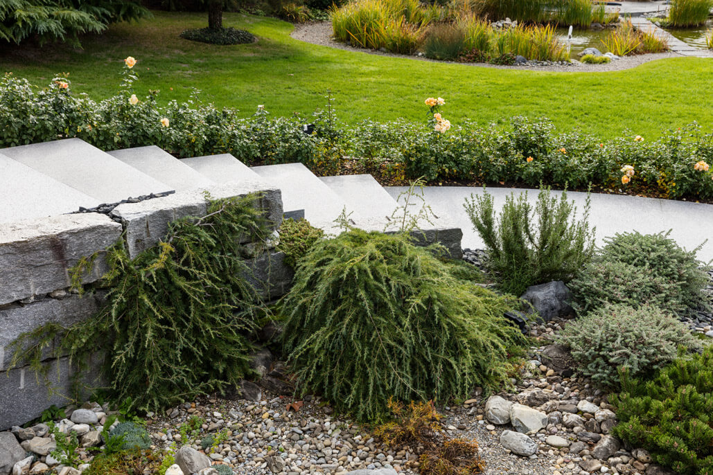 Gartengestaltung einer grosszügigen Aussenanlage mit Naturstein