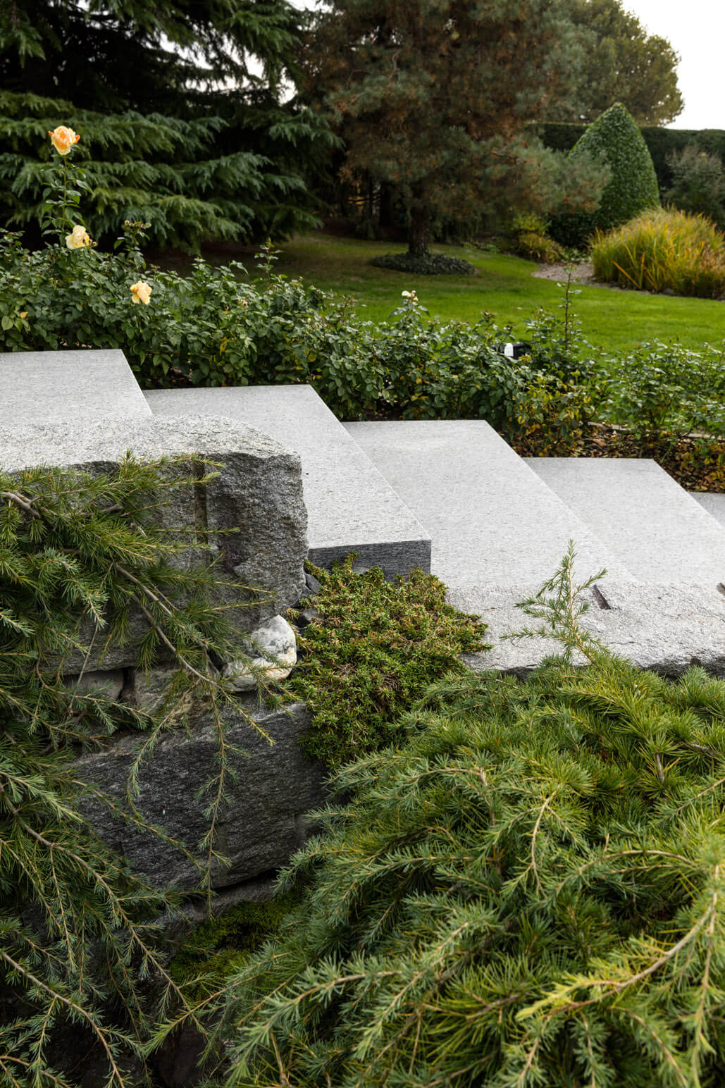 Gartengestaltung einer grosszügigen Aussenanlage mit Naturstein