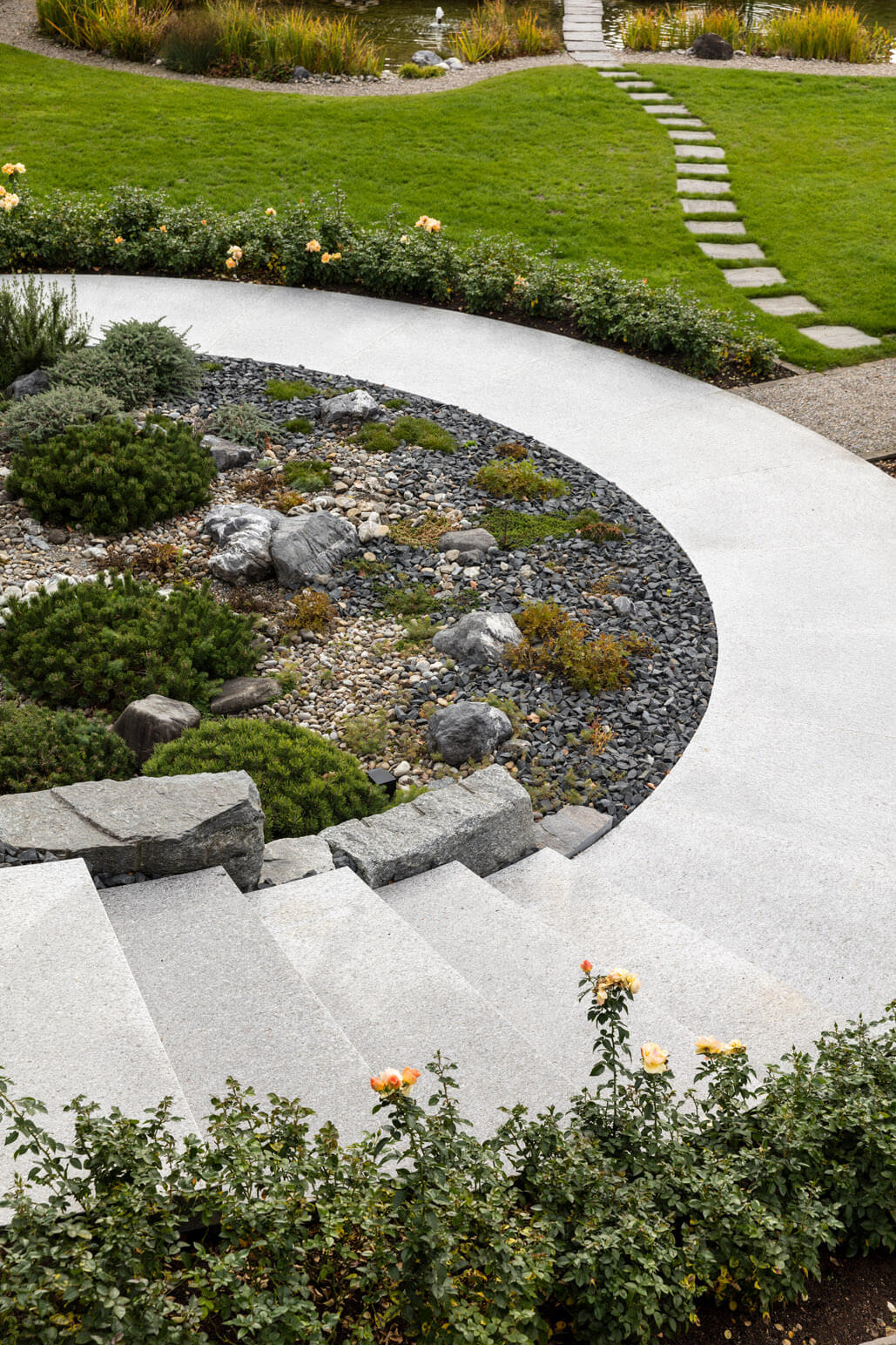 Gartengestaltung einer grosszügigen Aussenanlage mit Naturstein