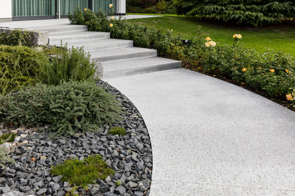 Gartengestaltung einer grosszügigen Aussenanlage mit Naturstein