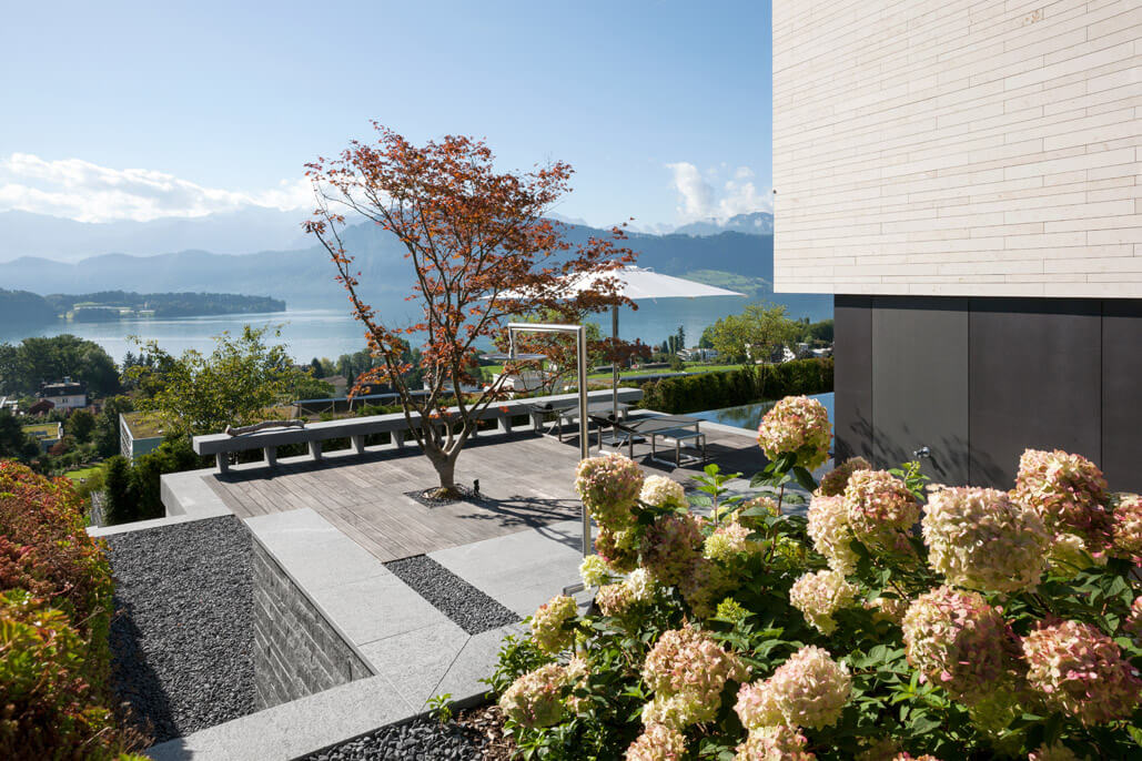 Terrassenanlage mit Pool am Hang