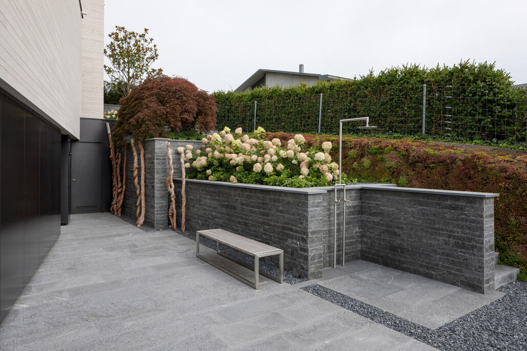 Terrassenanlage mit Pool am Hang