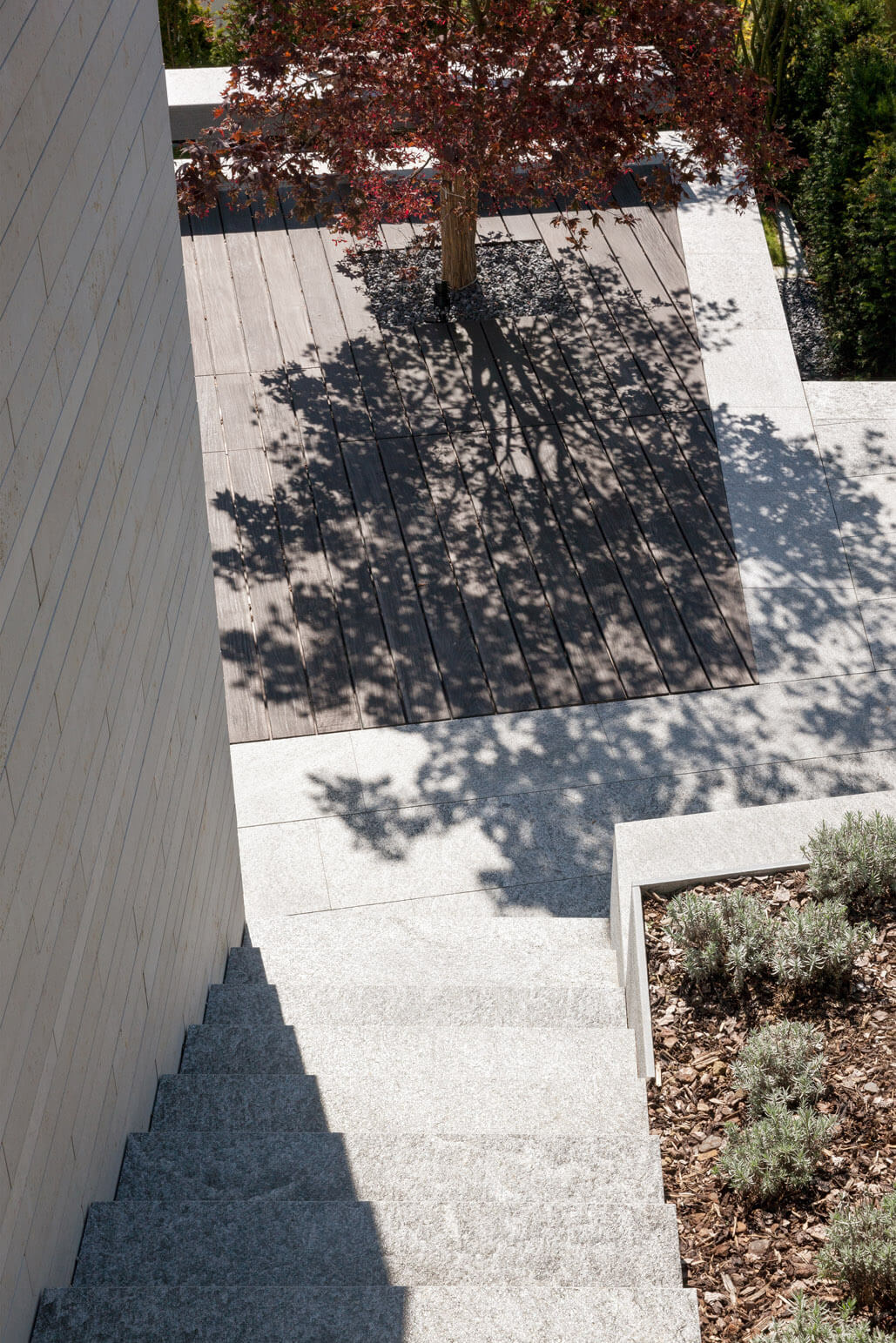 Terrassenanlage mit Pool am Hang