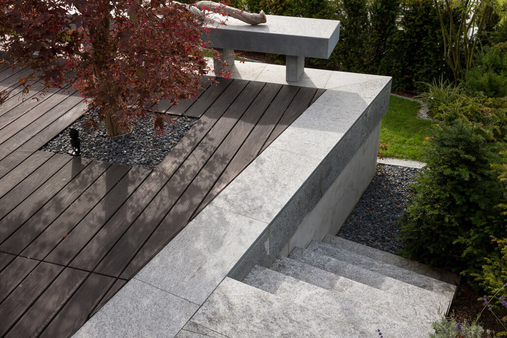 Terrassenanlage mit Pool am Hang