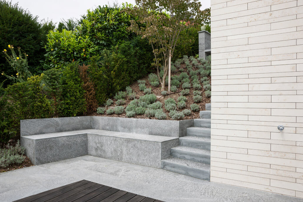 Terrassenanlage mit Pool am Hang