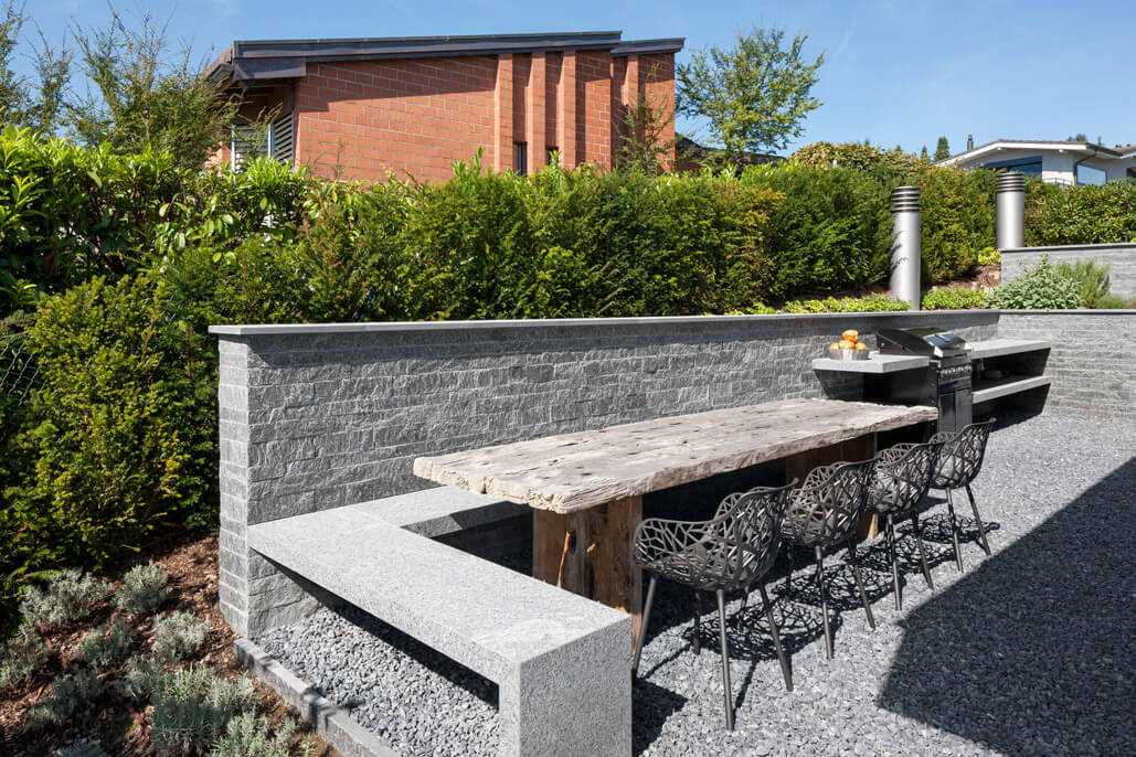 Terrassenanlage mit Pool am Hang