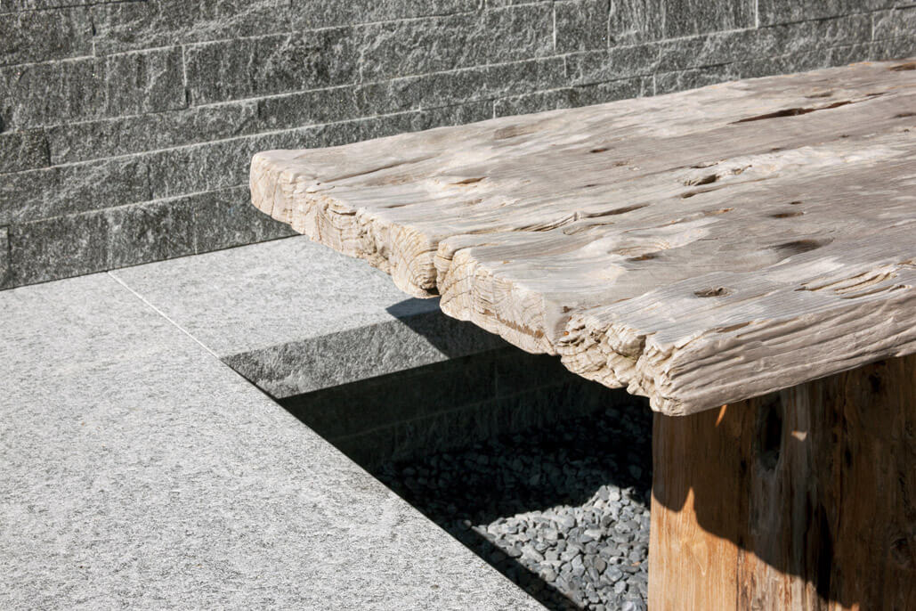 Terrassenanlage mit Pool am Hang