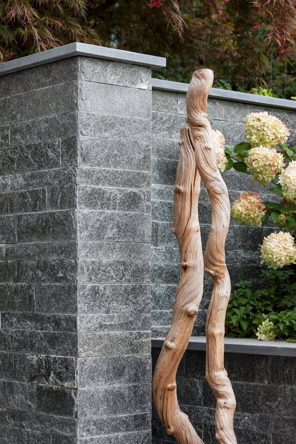 Terrassenanlage mit Pool am Hang