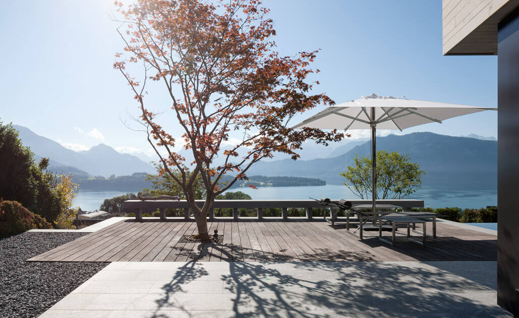 Terrassenanlage mit Pool am Hang