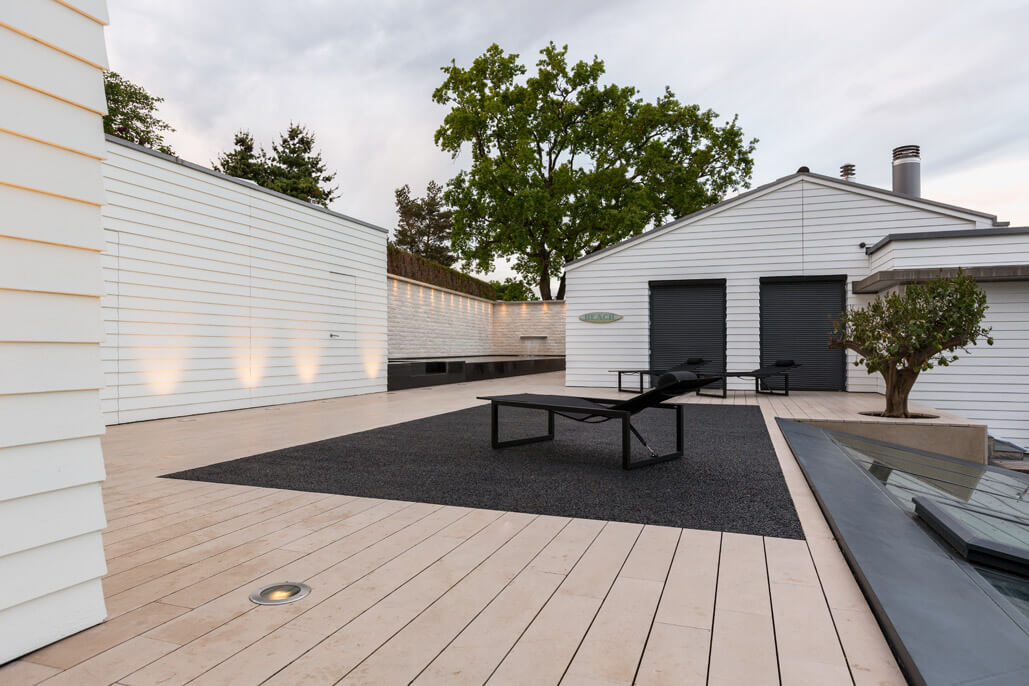 Terrassenbelag in Outdoor Wellnessanlage mit Pool