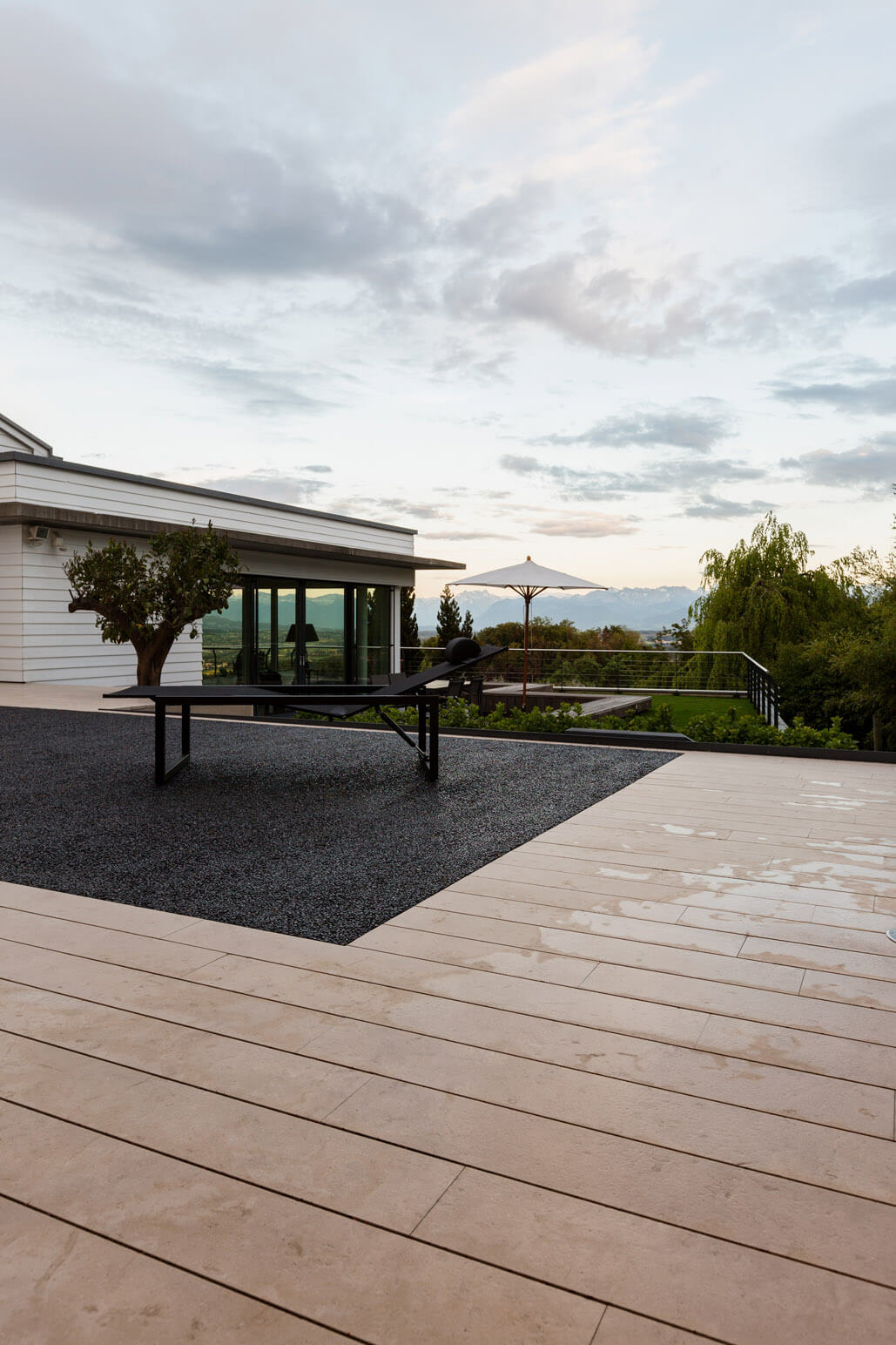 Terrassenbelag in Outdoor Wellnessanlage mit Pool