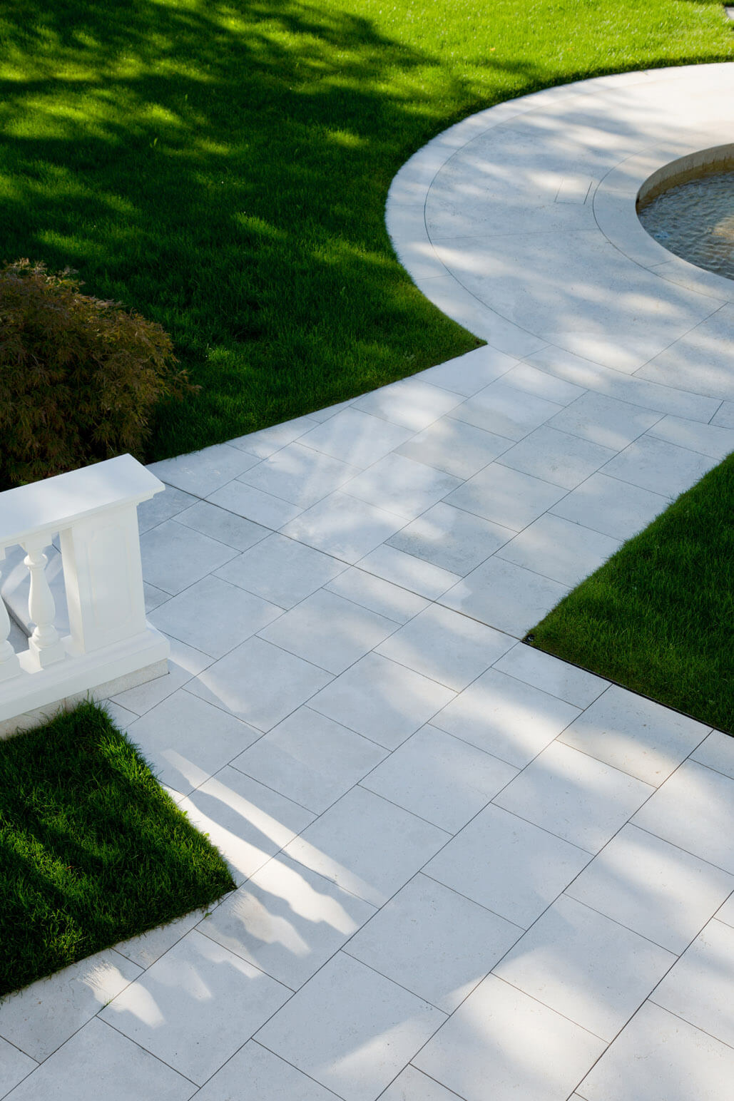 Villa am See mit klassischer Gartenanlage