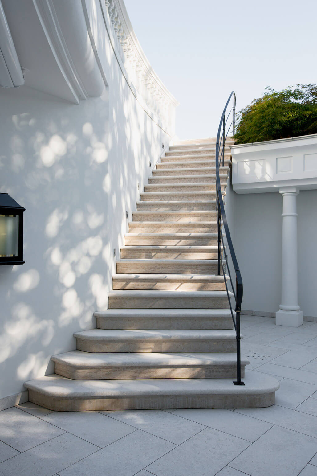 Villa am See mit klassischer Gartenanlage