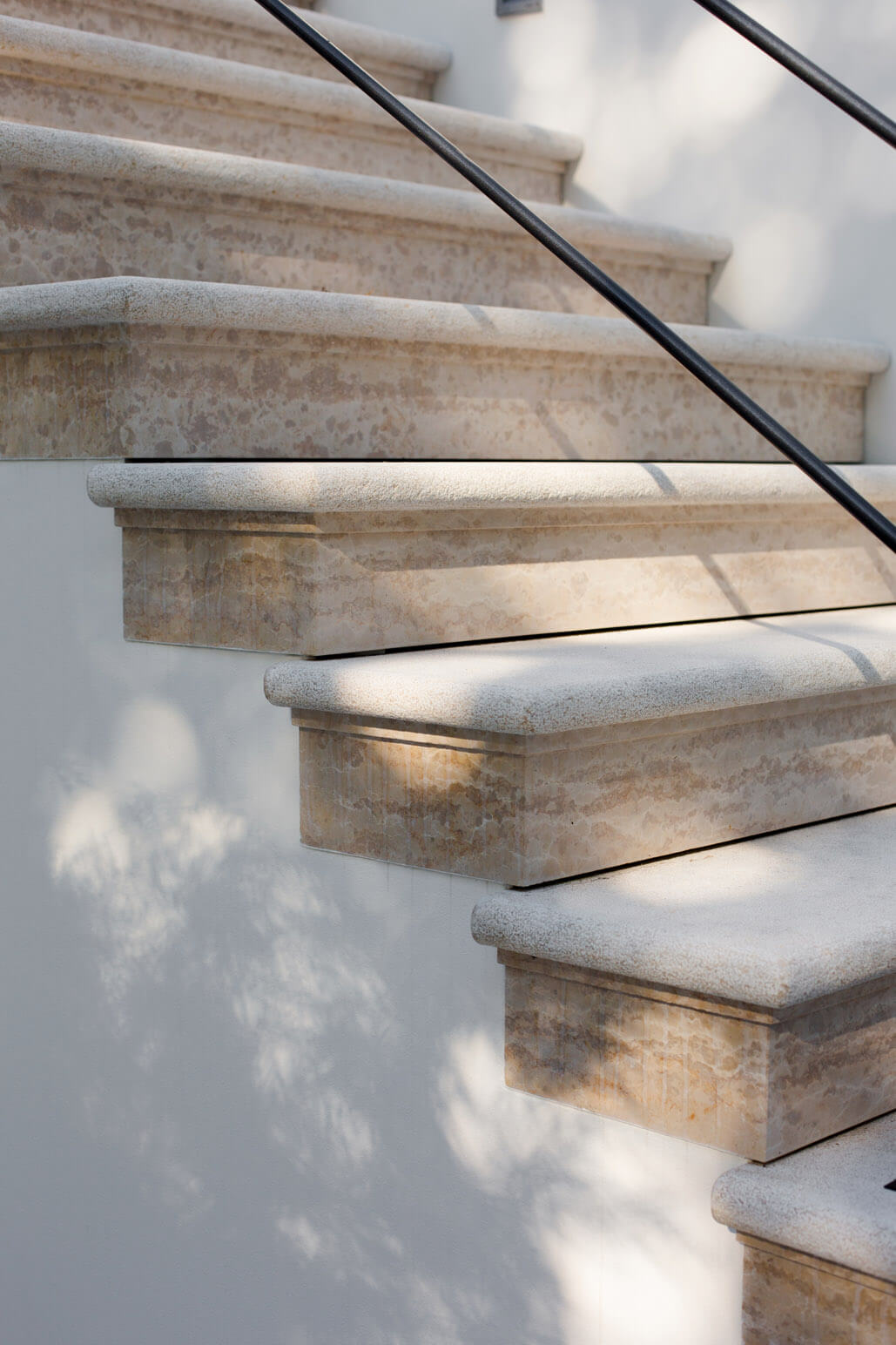 Villa am See mit klassischer Gartenanlage