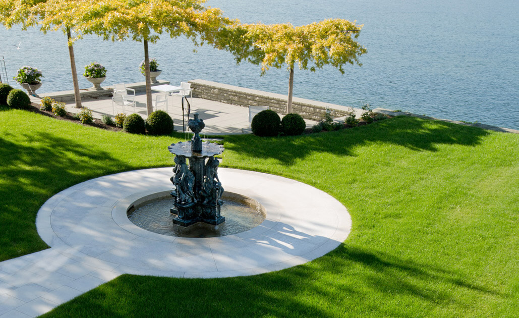 Villa am See mit klassischer Gartenanlage