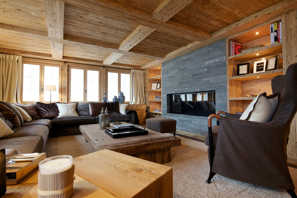 Cheminéeverkleidung in Naturstein in modernem Chalet