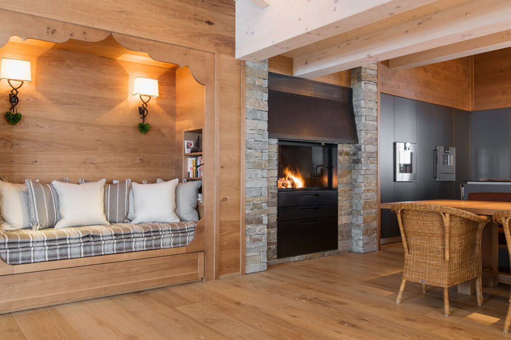 Ein Kaminofen eingefasst in Naturstein