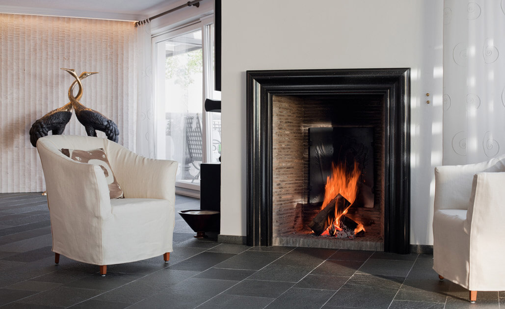 Ein Stil-Cheminée in modernem Ambiente