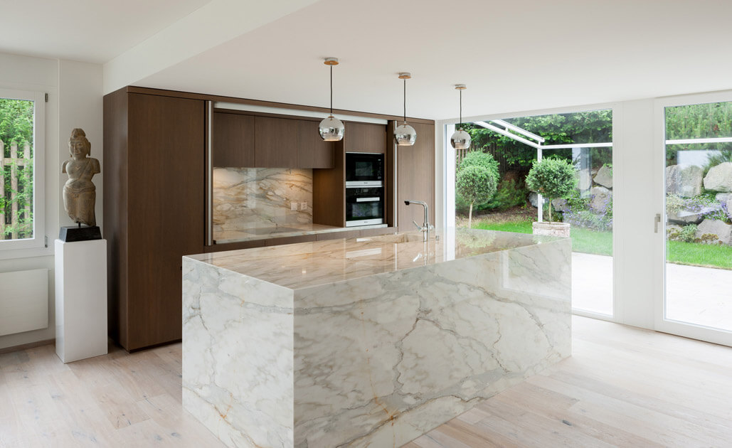 Moderne Küche mit klassischem Marmor