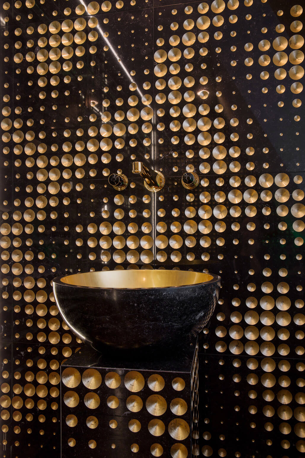 Moderner Weinkeller mit exklusivem Naturstein aus der Kollektion «Luxury» (Lithos Design)