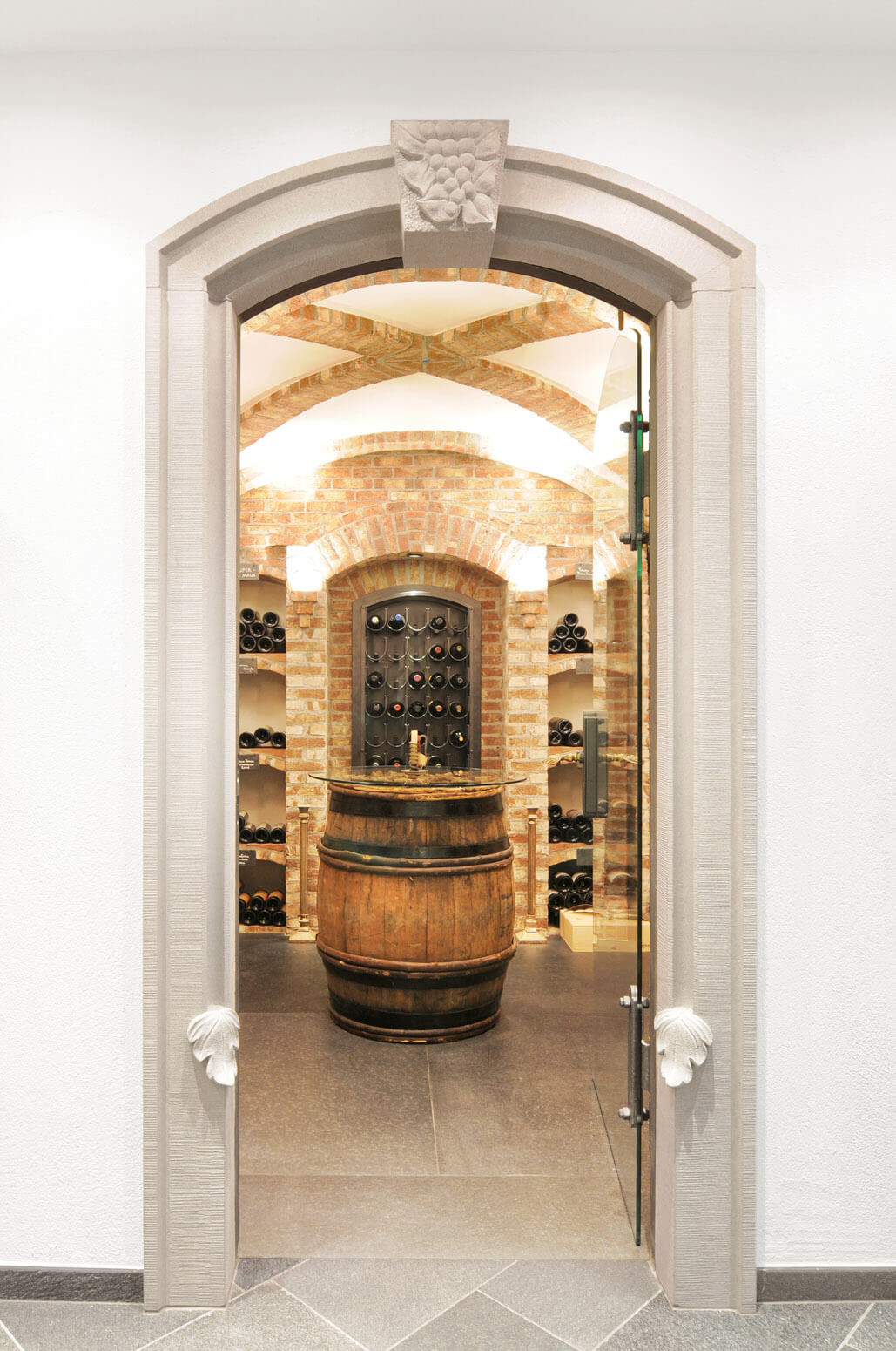 Weinkeller mit Bogengewölbe und gemauerten Weinregalen