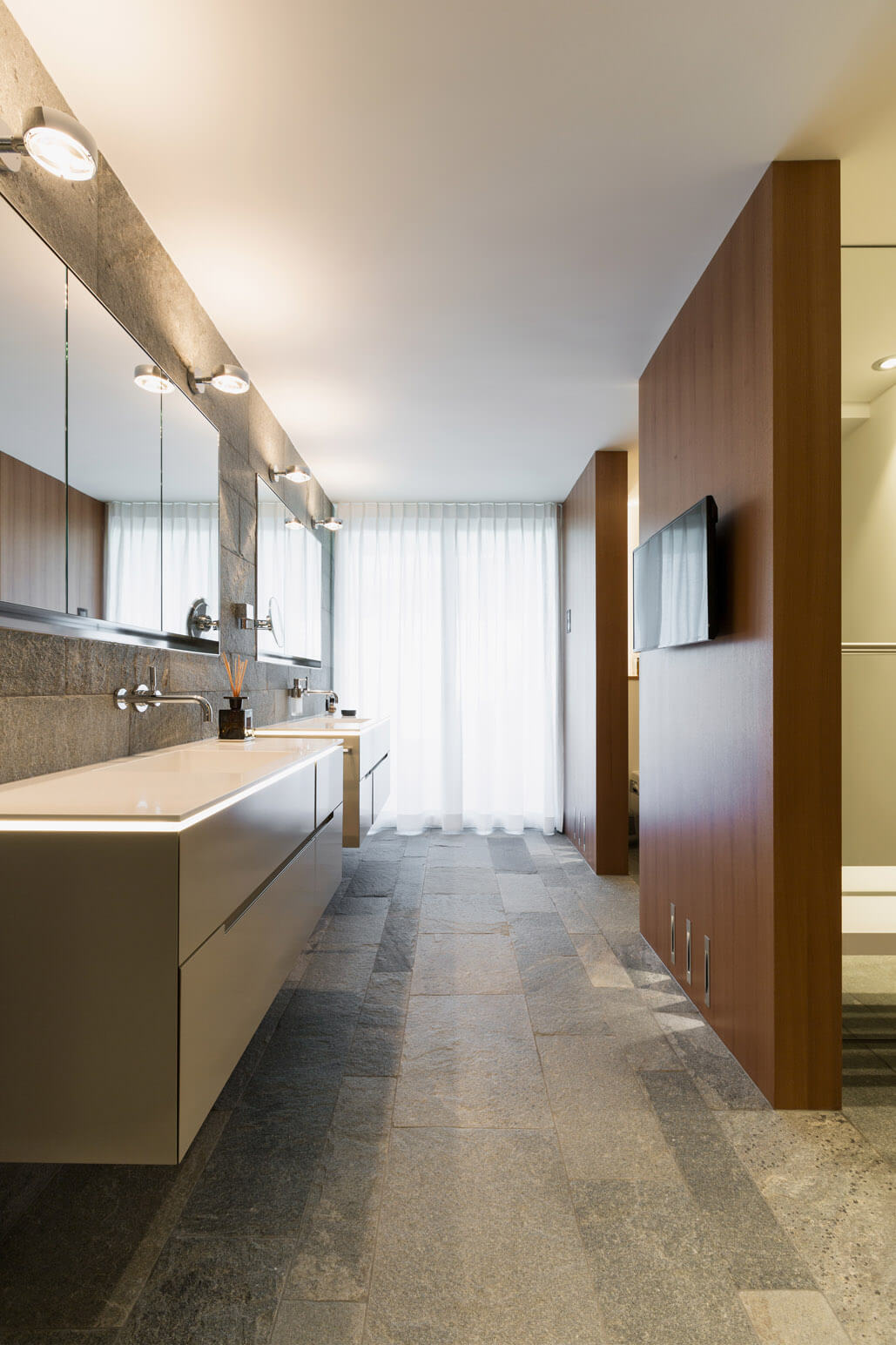 Natursteinbad mit begehbarer Dusche