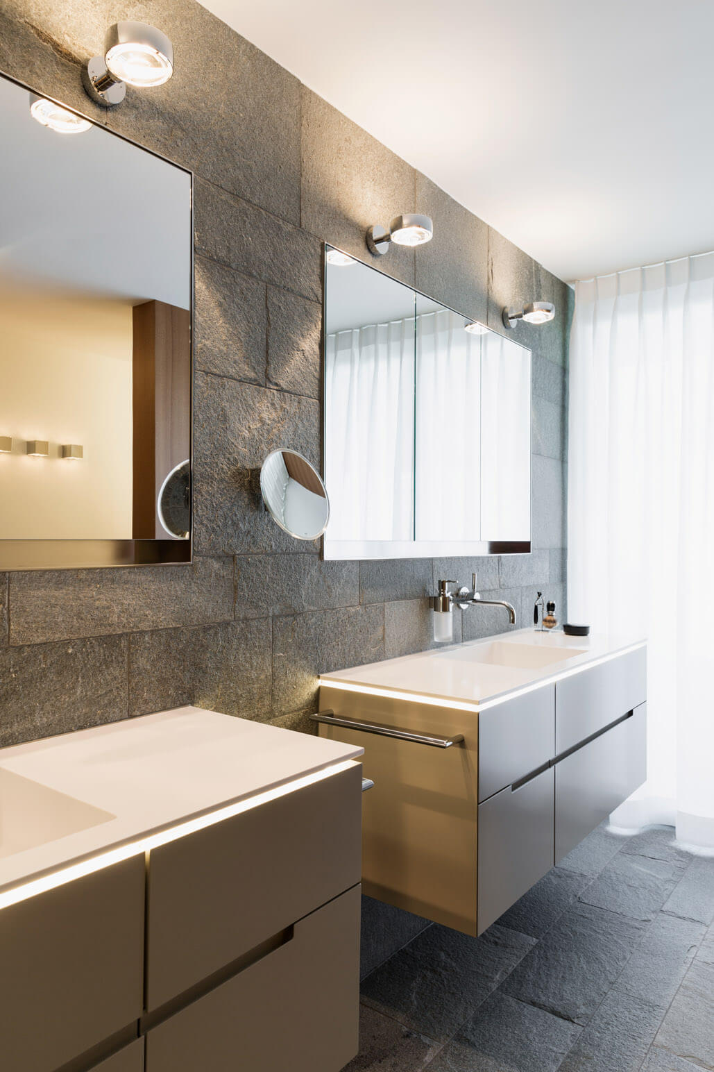 Natursteinbad mit begehbarer Dusche