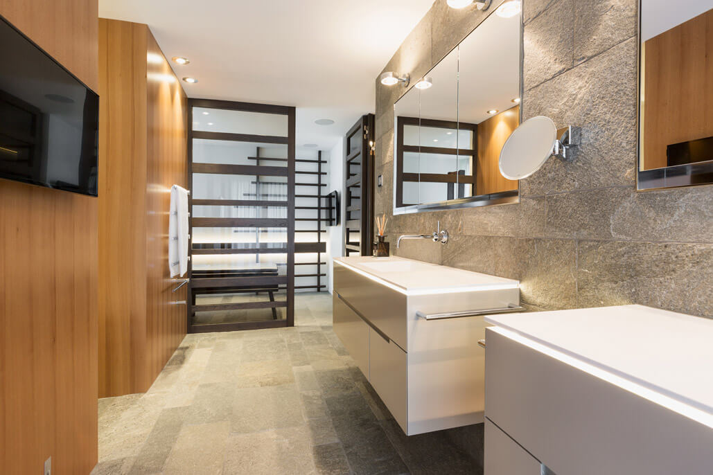 Natursteinbad mit begehbarer Dusche