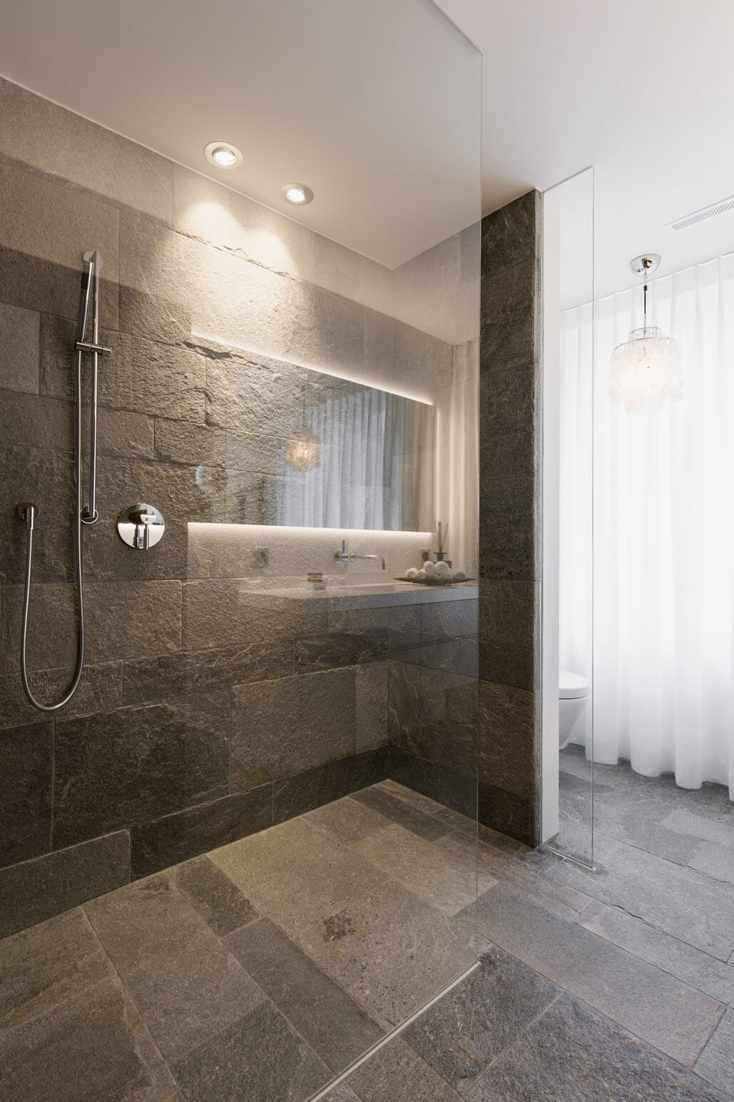 Natursteinbad mit begehbarer Dusche