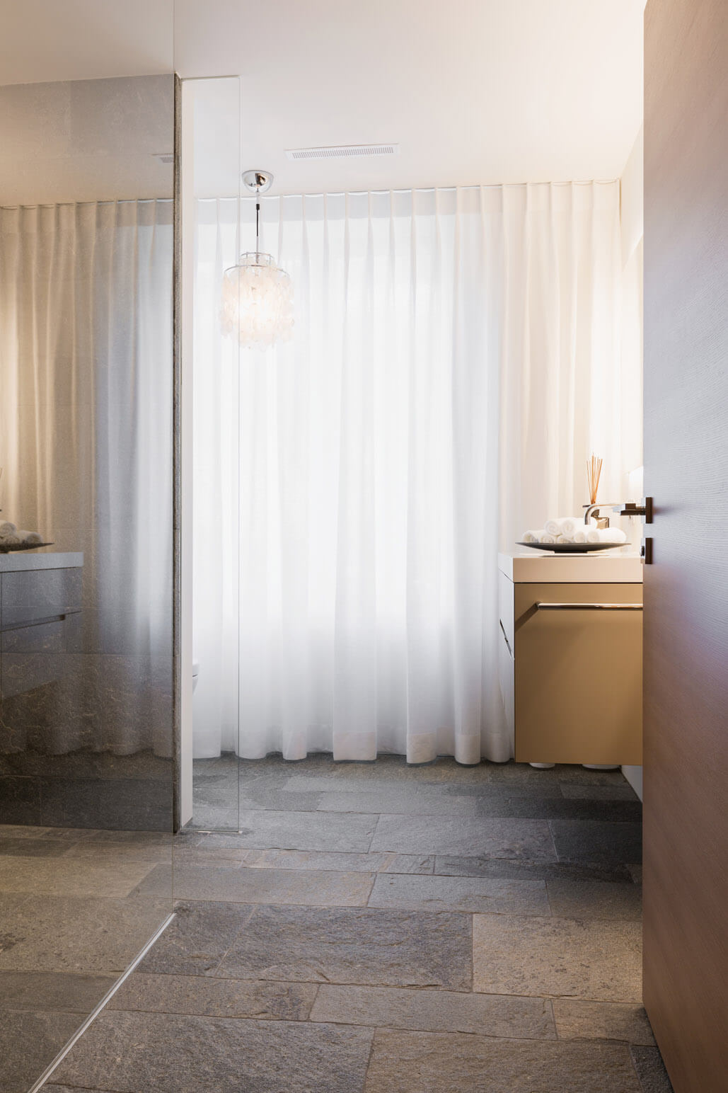 Natursteinbad mit begehbarer Dusche