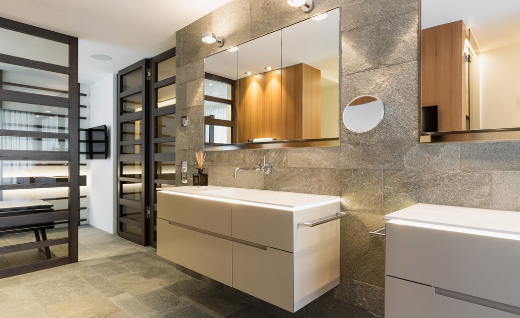 Natursteinbad mit begehbarer Dusche