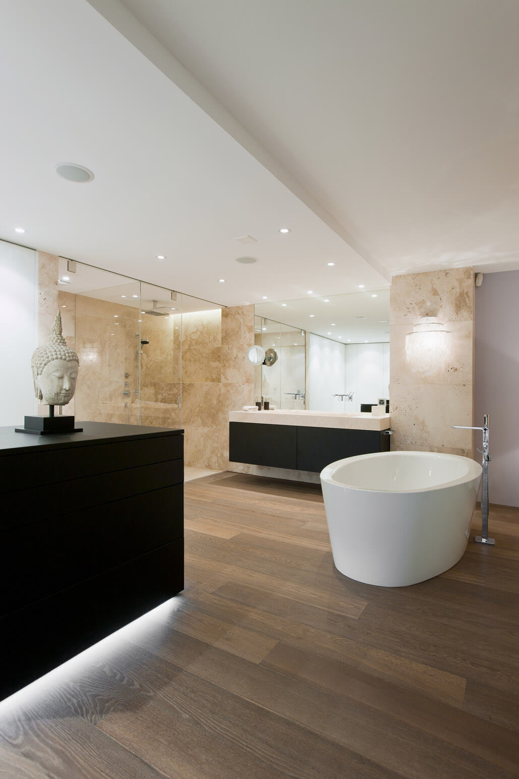 Offenes Bad in Travertin mit begehbarer Dusche