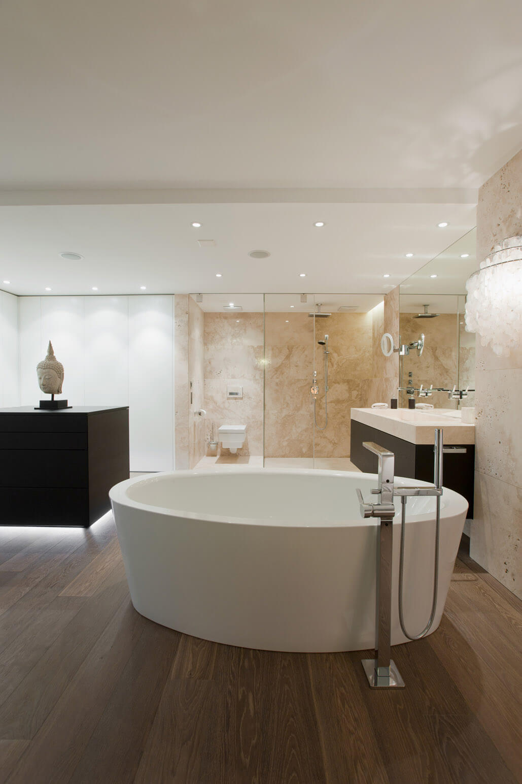 Offenes Bad in Travertin mit begehbarer Dusche